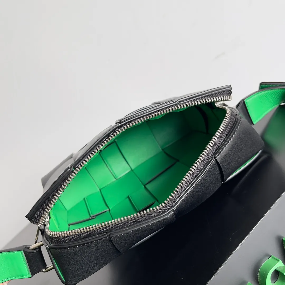 Batch 1960 BV men’s camera bag, BV men’s 2023 SS Pre Spring new camera 📷The zippered Cassette is a bit cool⭕️ Very suitable for babies who like to be low-key and unassuming, this bag is really boyfriend-friendly💪, it should be worn with a windbreaker or sweater in autumn and winter. Imported Italian calfskin, the quality is visible, and the capacity is completely OK. Style number: 730027 Size: 20*15*5